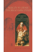 Klęczy w cieniu Twojego milczenia