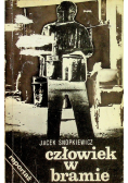 Człowiek w bramie