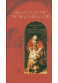 Klęczy w cieniu Twojego milczenia