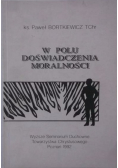W polu doświadczenia moralności
