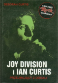 Joy Division i Ian Curtis przejmujący z oddali
