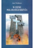 W cieniu połamanego krzyża