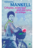 Chłopiec który spał pod pierzyną ze śniegu