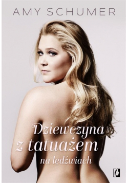 Dziewczyna z tatuażem na lędźwiach