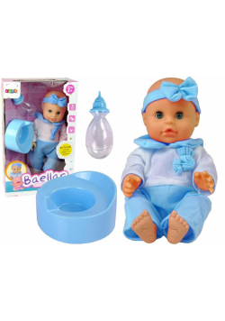 Lalka w niebieskiej piżamie pije, butelka, nocnik